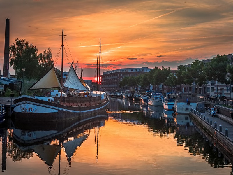 Haven van Amersfoort met een mooie oranje gouden zonsondergang, in de haven liggen verschillende boten.